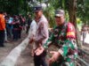 Sinergi, Polisi Bersama TNI dan Warga Bersihkan Sisa Material Banjir di Probolinggo