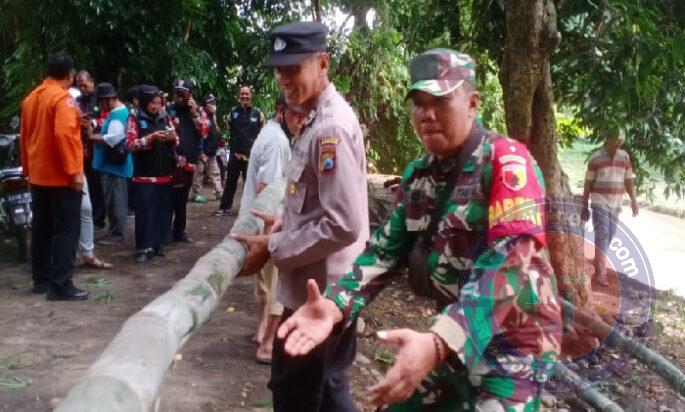 Sinergi, Polisi Bersama TNI dan Warga Bersihkan Sisa Material Banjir di Probolinggo