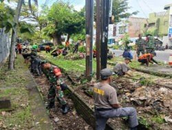 Peduli Lingkungan, Koramil 03/Serengan Gelar Kegiatan Jumat Bersih di Wilayah Kratonan dan Tipes