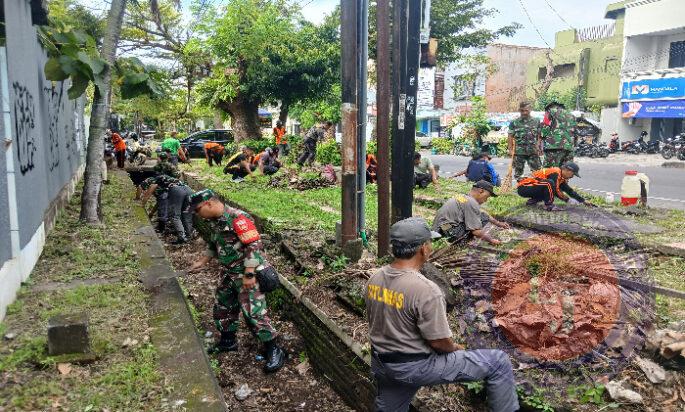 Peduli Lingkungan, Koramil 03/Serengan Gelar Kegiatan Jumat Bersih di Wilayah Kratonan dan Tipes