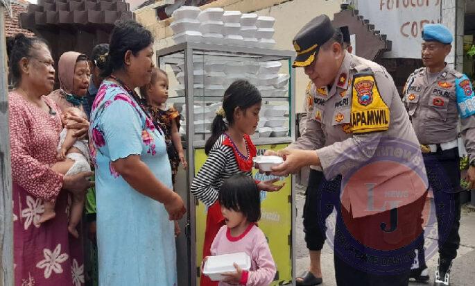 Jumat Berkah, Polisi Berbagi Nasi Kotak untuk Warga di Sidoarjo