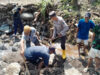 Kompak, Polisi dan TNI bersama Warga Pasang Bronjong Antisipasi Banjir Susulan di Situbondo