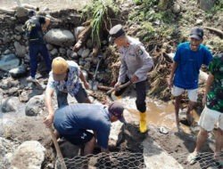 Kompak, Polisi dan TNI bersama Warga Pasang Bronjong Antisipasi Banjir Susulan di Situbondo