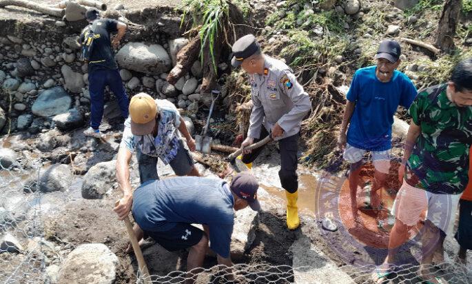 Kompak, Polisi dan TNI bersama Warga Pasang Bronjong Antisipasi Banjir Susulan di Situbondo