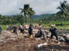 Gotong Royong, Polisi Bersama TNI dan Warga Bersihkan Material Banjir Bandang di Bondowoso