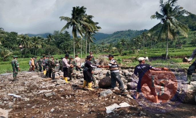 Gotong Royong, Polisi Bersama TNI dan Warga Bersihkan Material Banjir Bandang di Bondowoso