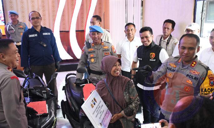 Polisi Temukan dan Serahkan Motor yang Hilang, Korban Curanmor Tersenyum Riang