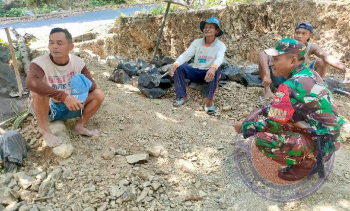 Wujud Kepedulian Babinsa Kemusu Bantu Warga Sekaligus Silaturahmi