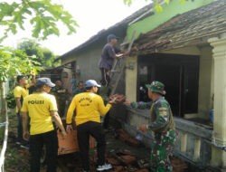 Sinergitas Polisi bersama TNI di Kediri, Gelar Baksos Bantu Warga Terdampak Bencana Alam