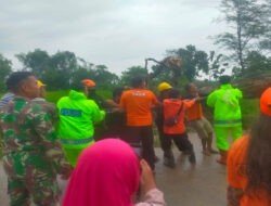 Sinergitas Polres Ngawi bersama TNI Gotong Royong Tangani Bencana Hidrometeorologi