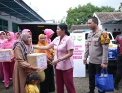 Polres Situbondo dan Bhayangkari Salurkan Bantuan kepada Warga Terdampak Banjir