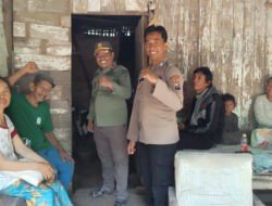 Kanit Binmas Polsek Panceng bersama Perhutani Bagikan Bansos kepada Masyarakat Sekitar