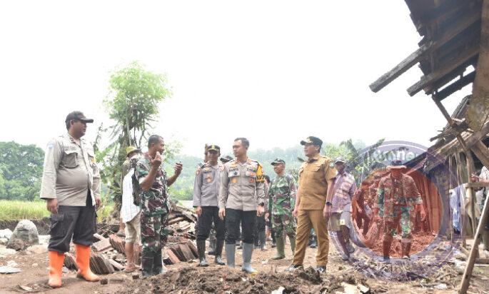 Polres Bondowoso bersama Forkopimda Gelar Baksos Salurkan Bantuan Pasca Banjir Bandang