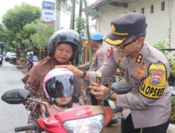 Operasi Keselamatan Semeru, Polres Trenggalek Bagi-bagi Helm Gratis
