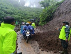 Polres Malang Terjunkan Tim Tanggap Bencana Tangani Longsor di Jalur Wisata Bromo