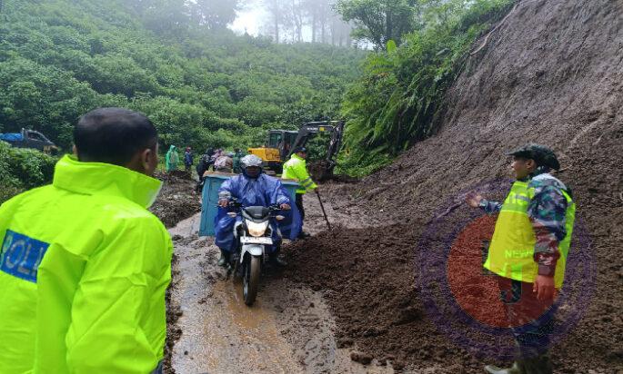 Polres Malang Terjunkan Tim Tanggap Bencana Tangani Longsor di Jalur Wisata Bromo