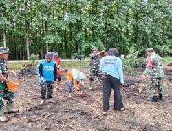 Babinsa Koramil Kedunggalar Bantu Petani Tanam Jagung