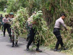 Perkuat Sinergitas dan Soliditas TNI – Polri di Malang Kompak Laksanakan Karya Bakti pada HUT ke – 64 Kostrad