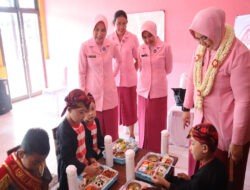 Ketua YKB Jatim Berbagi Makan Bergizi di TK Kemala Bhayangkari 81 Sumenep