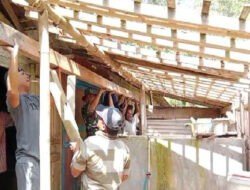 Wujud Kebersamaan, Babinsa Koramil 0801/11 Donorojo Gotong Royong Renovasi Rumah Warga