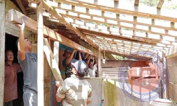 Wujud Kebersamaan, Babinsa Koramil 0801/11 Donorojo Gotong Royong Renovasi Rumah Warga