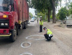 Operasi Keselamatan Semeru 2025 Polisi Beri Tanda Jalan Berlubang di Sidoarjo