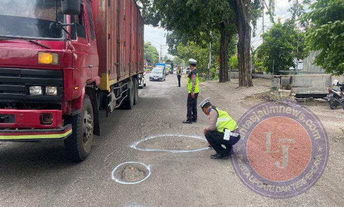 Operasi Keselamatan Semeru 2025 Polisi Beri Tanda Jalan Berlubang di Sidoarjo