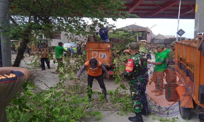 Kerja Bakti Pembersihan Lingkungan Babinsa Bersama Linmas dan Warga Menyasar Sekitar Underpass Joglo