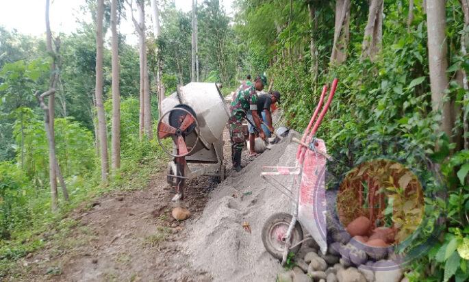 Aktif Bantu Warga, Babinsa Kodim Ponorogo Ikut Kerja Bakti Perbaiki Akses Jalan