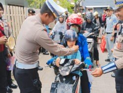 Polres Kediri Kota Beri Hadiah Helm SNI untuk Pengendara Roda Dua di Ops Keselamatan Semeru 2025