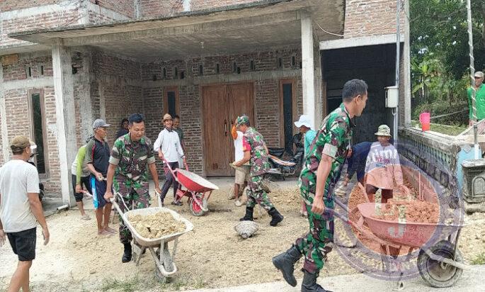 Babinsa Renovasi Rumah Warga, Lebih dari Sekedar Bantuan