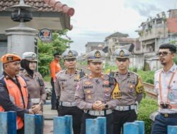 Operasi Keselamatan Semeru 2025 Polres Jember Pasang Banner Peringatan di Perlintasan KA