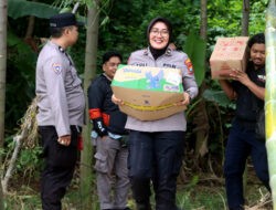 Polisi Salurkan Bantuan Untuk Warga yang Rumahnya Rusak Akibat Bencana Alam