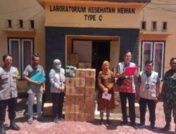 Komitmen TNI Dukung Kesejahteraan Peternak: Babinsa Rejowinangun Kawal Distribusi Bantuan Obat PMK di Trenggalek