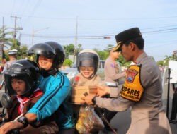 Operasi Keselamatan Semeru di Jumat Berkah Polisi ajak Masyarakat Tertib Lalin dengan Berbagi Nasi Kotak