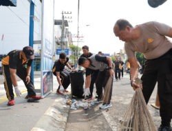 Respon Keluhan Masyarakat Saat Curhat Kamtibmas Polisi Kerja Bhakti Bersihkan Tumpukan Sampah di Jember