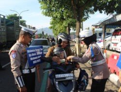Momen Valentine, Polres Trenggalek Sosialisasi Tertib Lalin dengan Bag-bagi Coklat dan Boneka