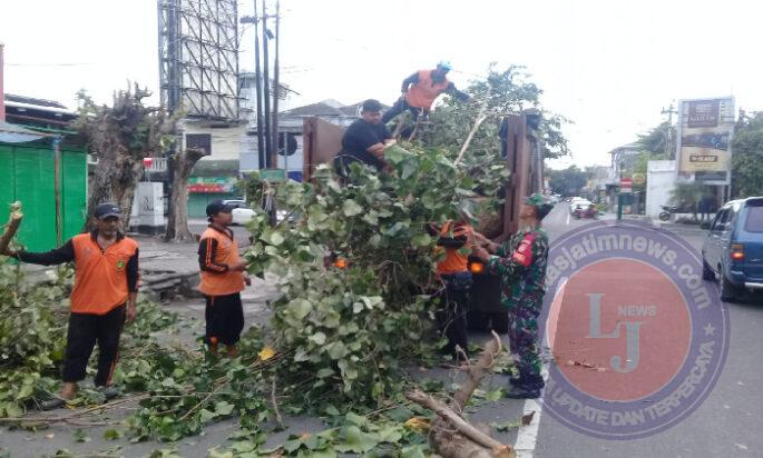 Sambut Bulan Suci Ramadhan, Babinsa Keprabon bersama Tim Saberling Laksanakan Kerja Bakti Pembersihan Lingkungan