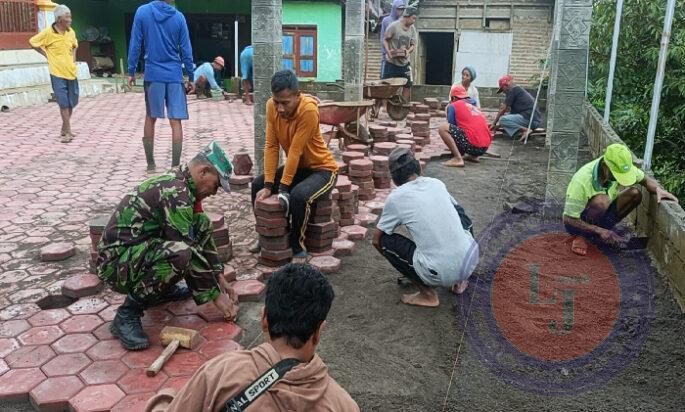 Babinsa Koramil Ngrambe Laksanakan Karya Bakti Pemasangan Paving