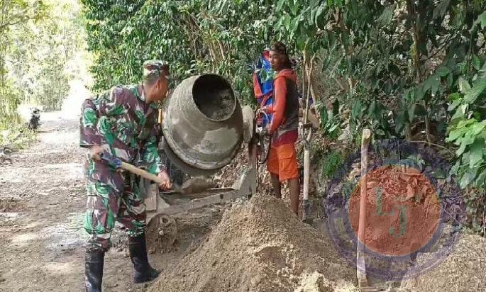 Bentuk Kedekatan TNI dan Rakyat, Babinsa Koramil 0801/11 Donorojo Bangun Talud