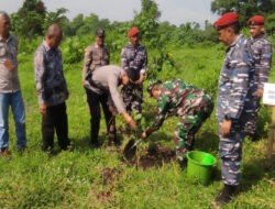 Sinergitas Polres Probolinggo Bersama TNI Lestarikan Lingkungan Tanam Pohon di Gunung Bentar