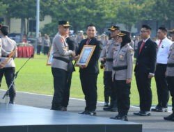 Kapolda Jatim Beri Penghargaan untuk 366 Anggota dan Masyarakat Berprestasi