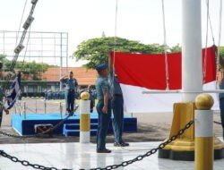 Wadan Kodiklatal Sampaikan Perhatian Kasal di Upacara Bendera 17-an