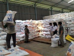 Stok Beras Aman! Babinsa Karangsoko Tinjau Gudang Bulog Trenggalek