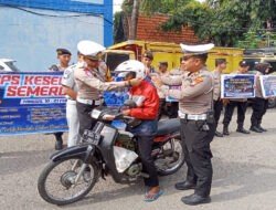 Operasi Keselamatan Semeru 2025 Polres Madiun Beri Helm dan Souvenir bagi Pengendara Tertib