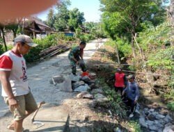 Kebersamaan Babinsa Koramil Kendal Bersama Warga Gotong Royong Bangun Talud