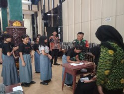 TNI Siap Mendukung Penuh Program Pemerintah, Babinsa Kepatihan Wetan Bantu Distribusi Makanan Bergizi Gratis