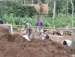 Wujud Kebersamaan, Babinsa Koramil 0801/06 Bandar Gotong Royong Pasang Paving Block Masjid