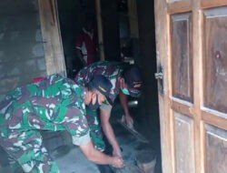 Ciptakan Keakraban, Babinsa Koramil 0801/05 Nawangan Bantu Renovasi Rumah Warga