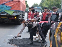 Harkamtibmas, Polres Situbondo Patroli Sambil Tambal Jalan Berlubang